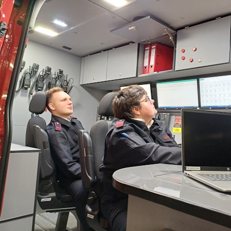 Im neuen Einsatzwagen gibt es zwei Arbeitsplätze, die mit Laptop und Computer ausgestattet sind.