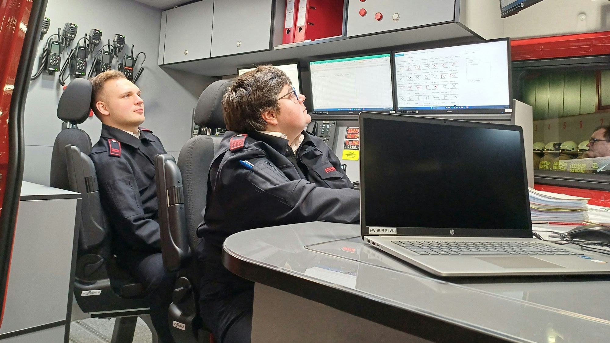 Im neuen Einsatzwagen gibt es zwei Arbeitsplätze, die mit Laptop und Computer ausgestattet sind.