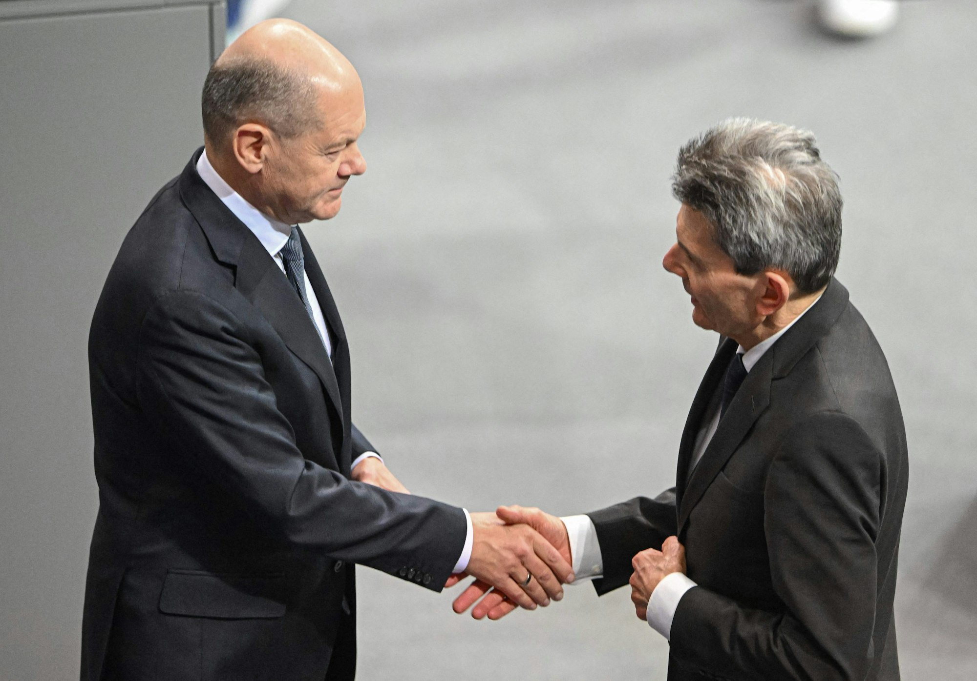 Während Olaf Scholz und Rolf Mützenich sprechen, kommt Saksia Esken (hier nicht im Bild) dazu. Scholz allerdings dreht dann einfach ab und lässt die Parteikollegin ratlos zurück.