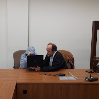 Auf dem Foto sind der Angeklagte und sein Anwalt Markus Heinrichs in einem Gerichtssaal zu sehen.