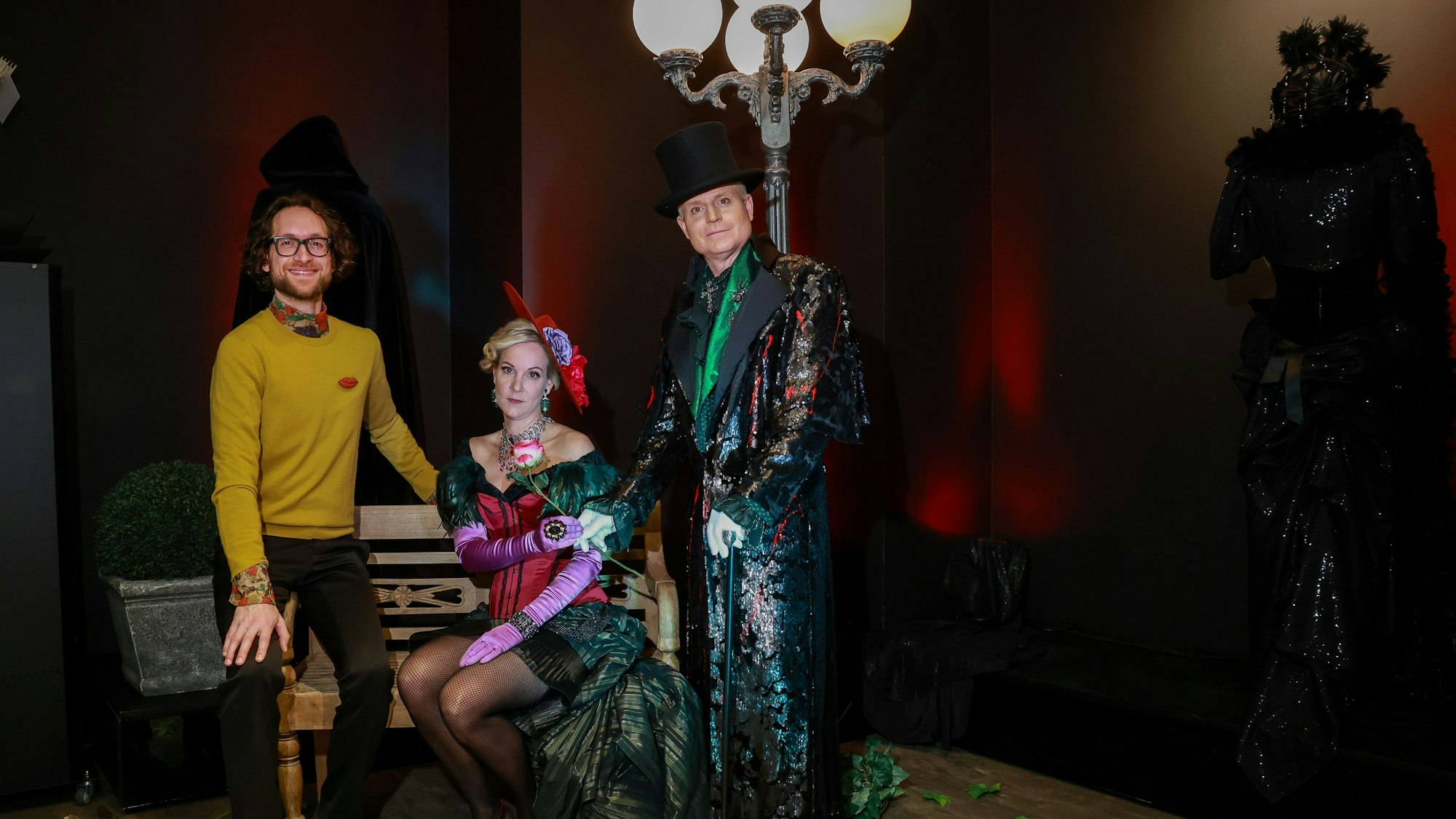 André Lucas und Maria Lucas stellen ihre neue Kostüm-Kollektion vor. Guido und Kerstin Cantz schlüpfen in Rollen aus dem London des 19. Jahrhunderts.