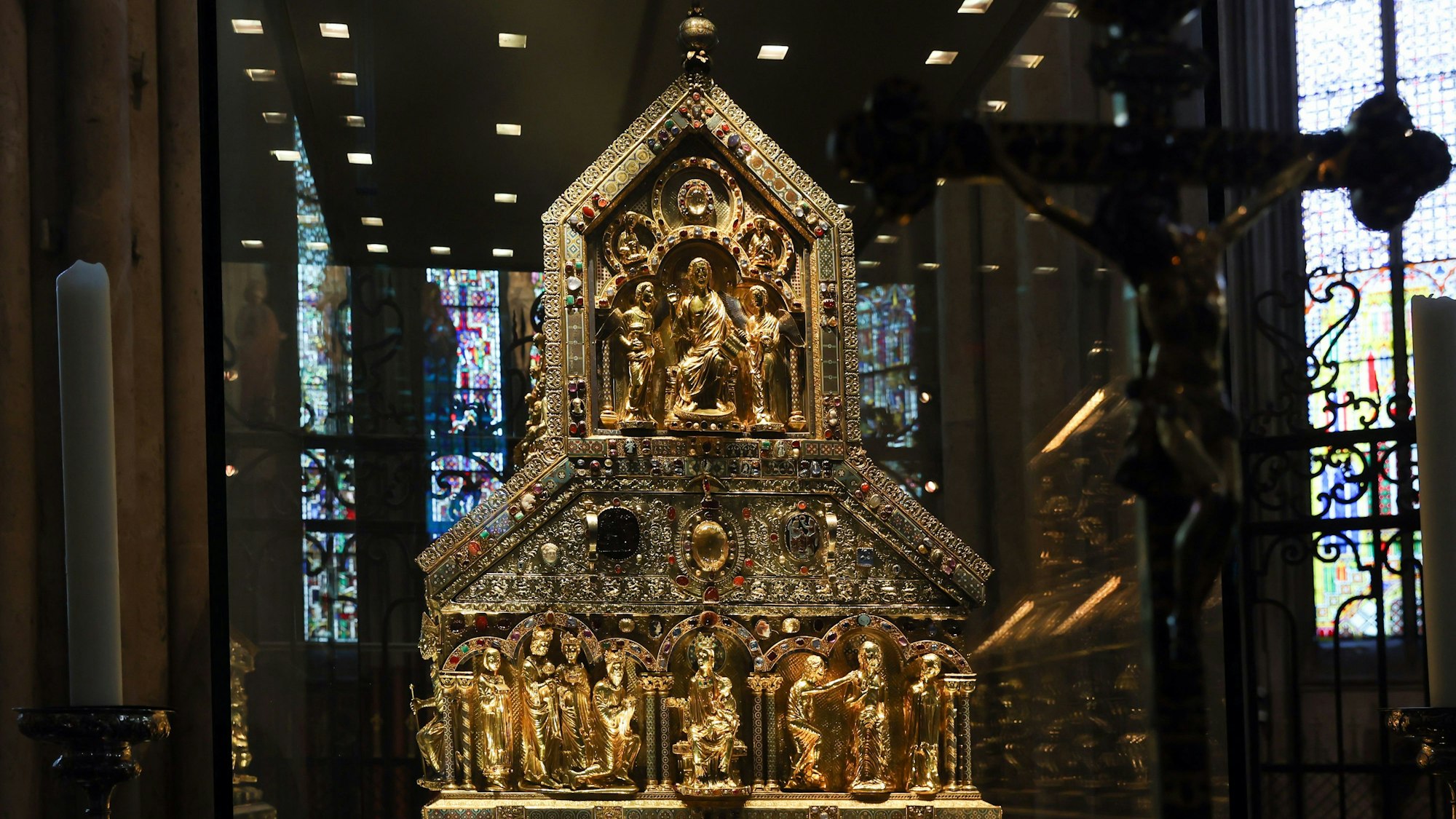 Der Dreikönigenschrein im Kölner Dom gilt als künstlerisch bedeutendste und größtes Reliquar des Mittelalters. Dort sollen die Gebeine von Caspar, Melchior und Balthasar ruhen. (Archiv)