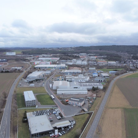Blick auf das Gewerbegebiet Kall aus der Vogelperspektive.