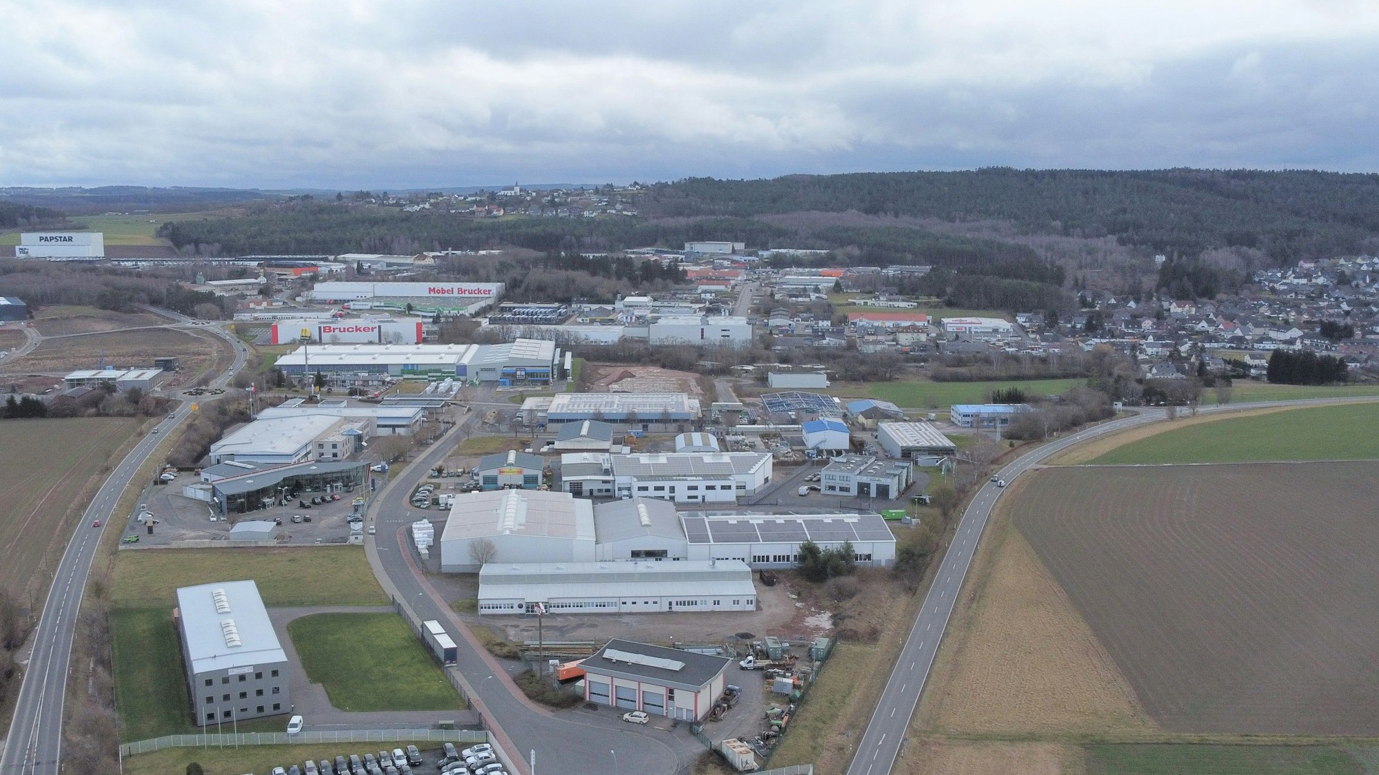 Die Drohnenaufnahme zeigt das Gewerbegebiet Kall.
