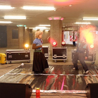 Die Rapperin Pájara und die Choreografin und Tänzerin Lenah Flaig live beim jährlichen Winterfest der Kunsträume am Ebertplatz.