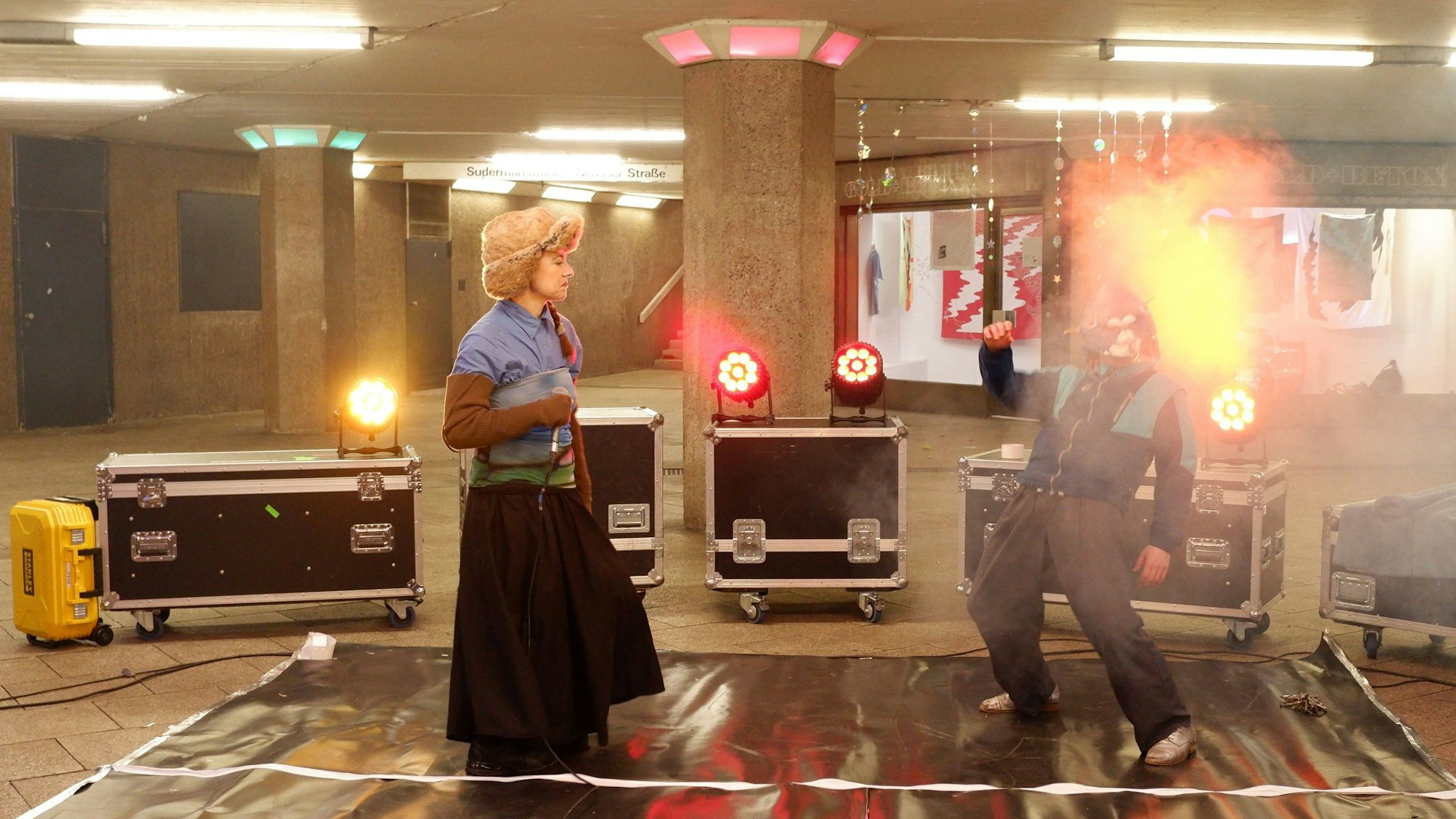 Die Rapperin Pájara und die Choreografin und Tänzerin Lenah Flaig live beim jährlichen Winterfest der Kunsträume am Ebertplatz.