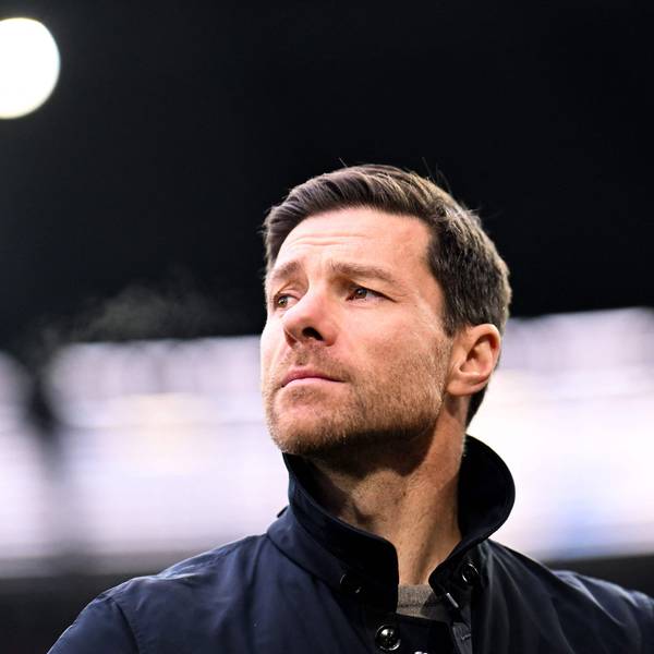 Bayer Leverkusens Trainer Xabi Alonso im Spiel gegen den FC Augsburg