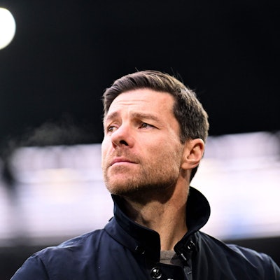 Bayer Leverkusens Trainer Xabi Alonso im Spiel gegen den FC Augsburg