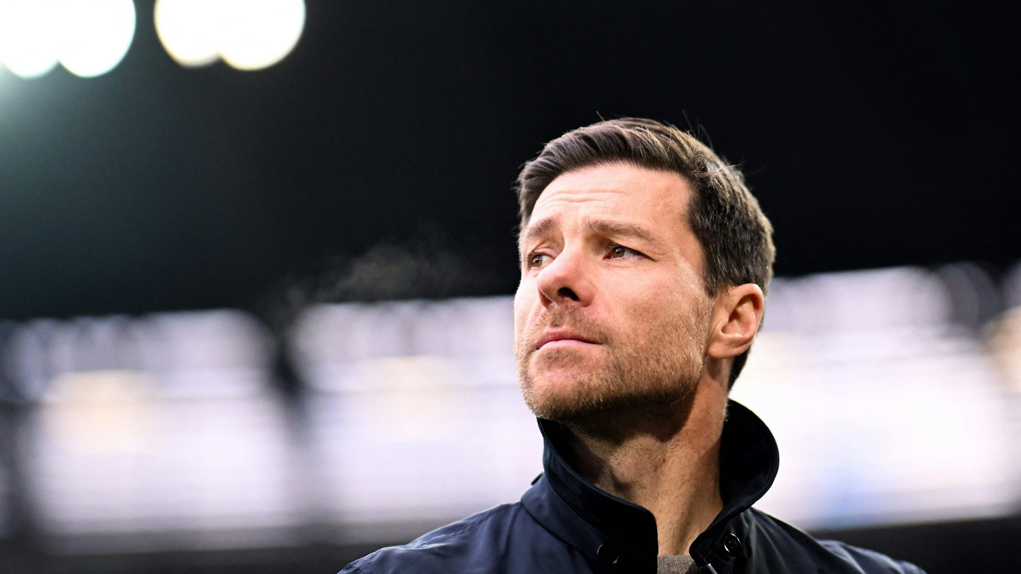 Bayer Leverkusens Trainer Xabi Alonso im Spiel gegen den FC Augsburg