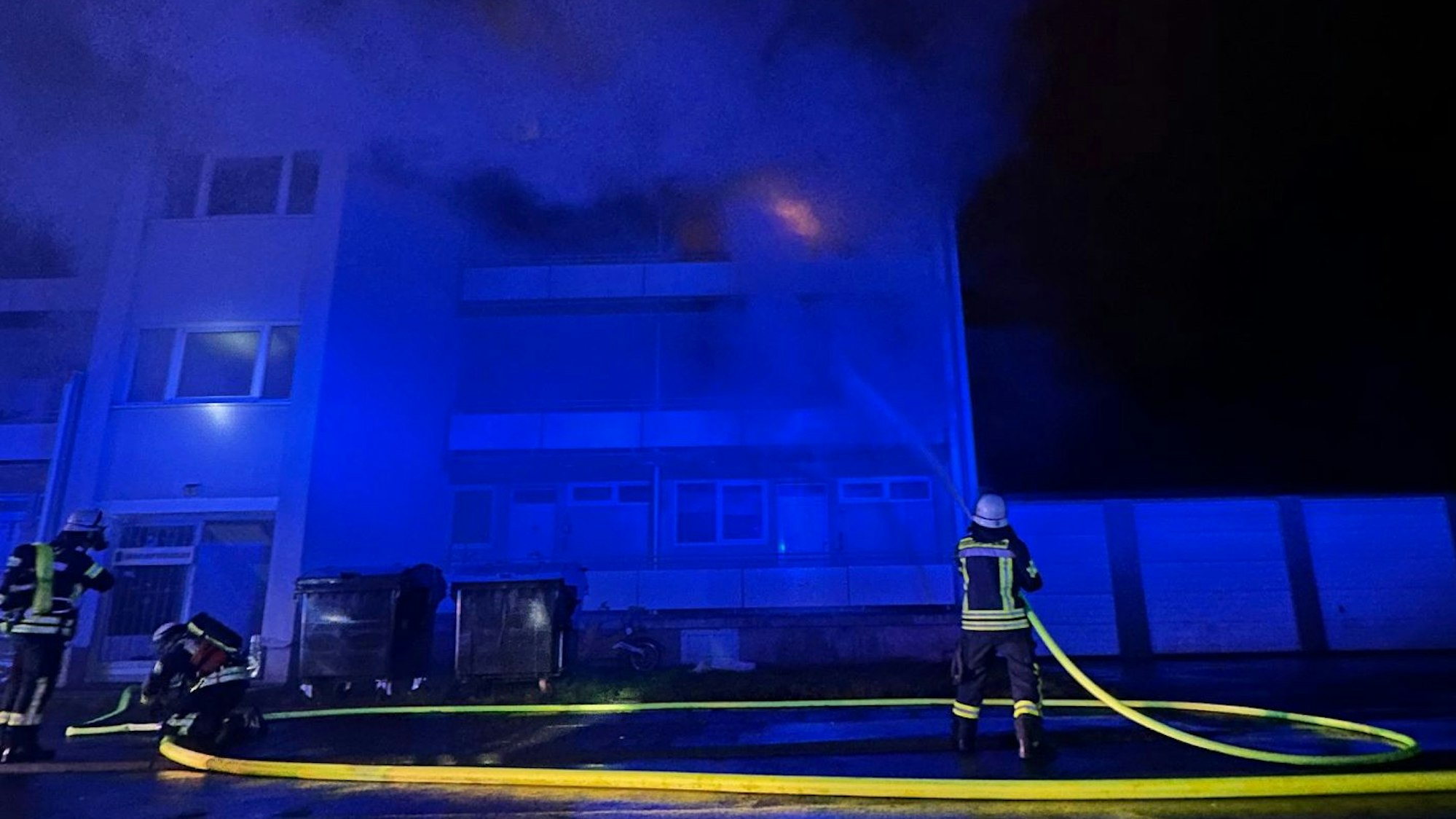 Die Feuerwehr war die ganze Nacht an dem Wohnhaus in Bonn im Einsatz.