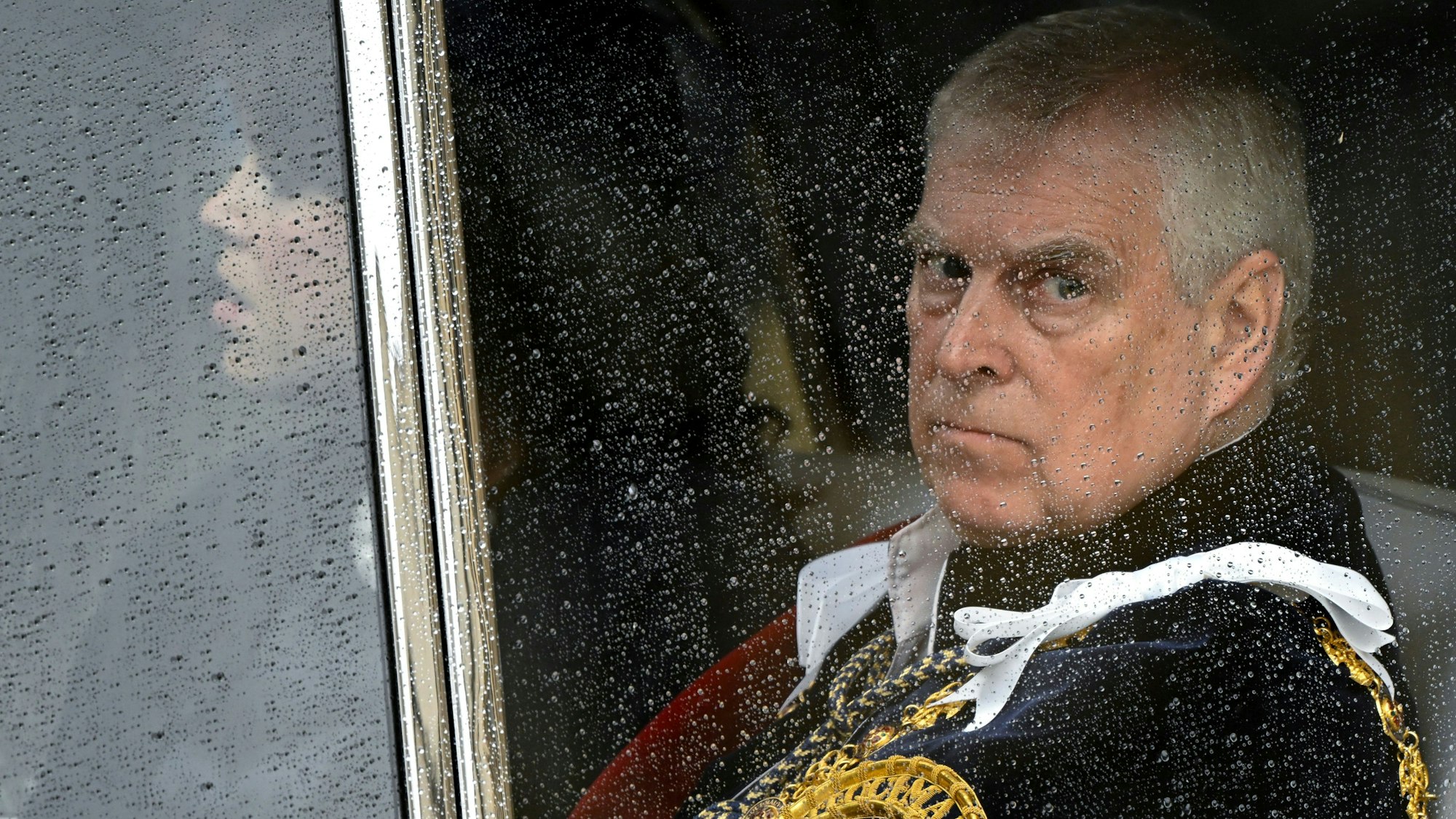 Prinz Andrew, Duke of York, verlässt Westminster Abbey nach der Krönungszeremonie des britischen Königs Charles und der Königin Camilla. ers/dpa +++ dpa-Bildfunk +++