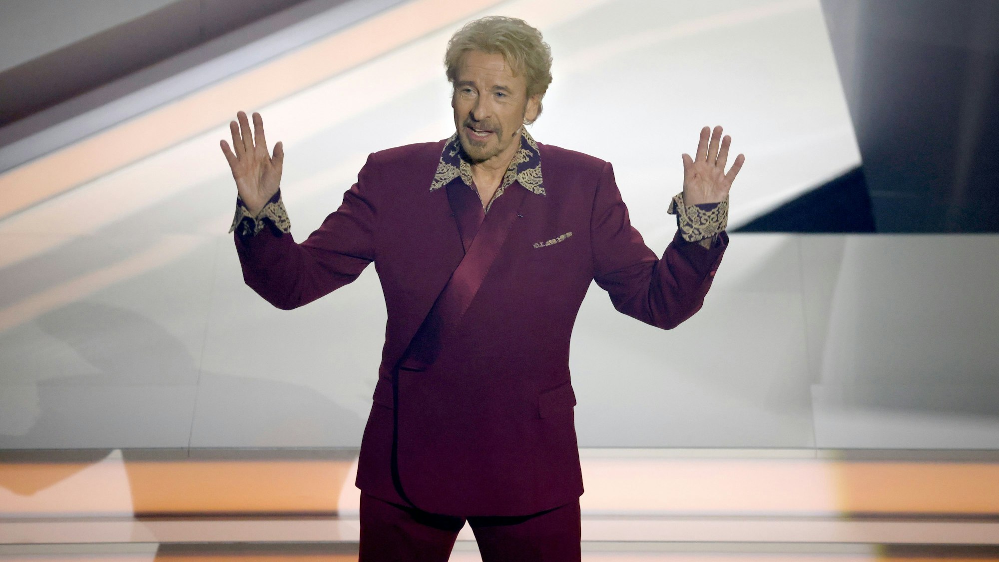 Moderator Thomas Gottschalk kommt zu Beginn der ZDF-Show "Wetten, dass..?" auf die Bühne.okolade zu bitter») Foto: Philipp von Ditfurth/dpa +++ dpa-Bildfunk +++