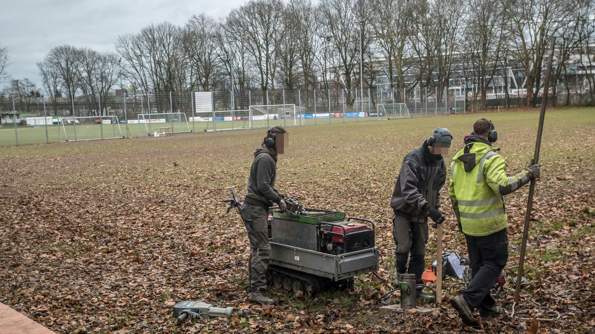Bayer 04 hat’s eilig: Vermessungsarbeiten und Bodenuntersuchungen laufen auf dem städtischen Sportplatz des SC Leverkusen.