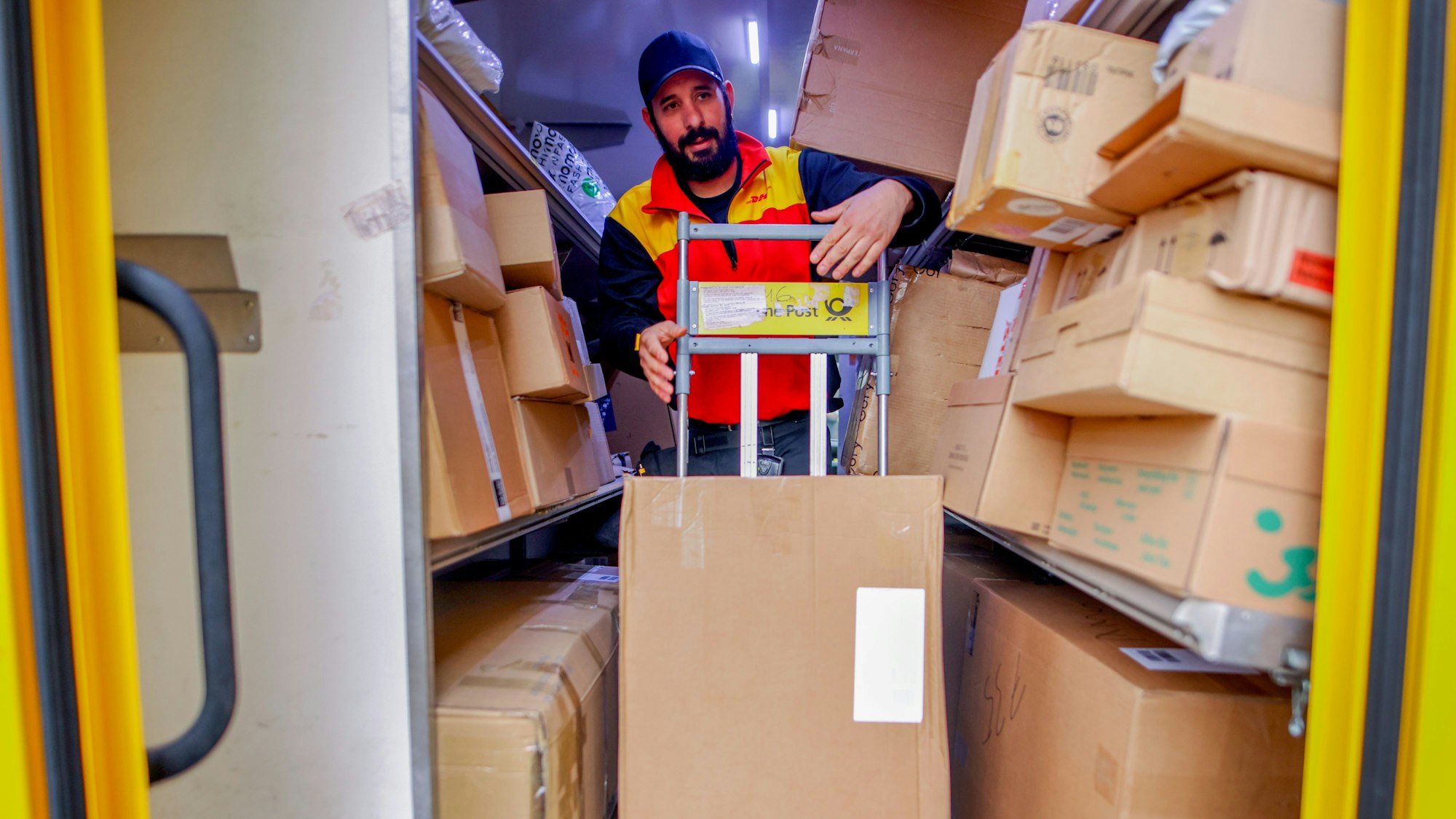 Zusteller Calogero Santamaria auf seiner Tour in Bickendorf (Adresseetiketten wurden unkenntlich gemacht)