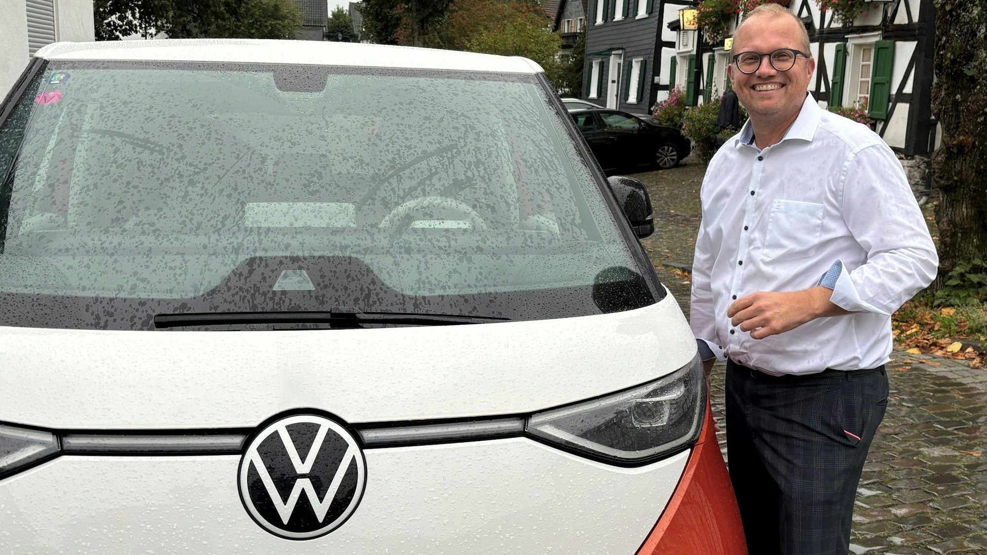 Jochen Ott mit seinem Dienstwagen bei einem Termin in Bergneustadt.