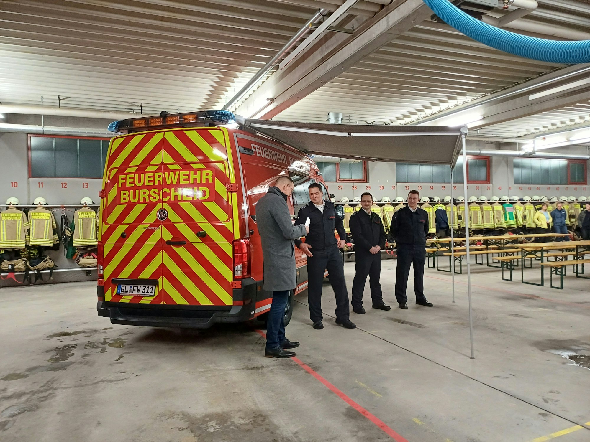 Bürgermeister Dirk Runge (l.) übergibt den Schlüssel für den neuen EWL der Burscheider Feuerwehr.