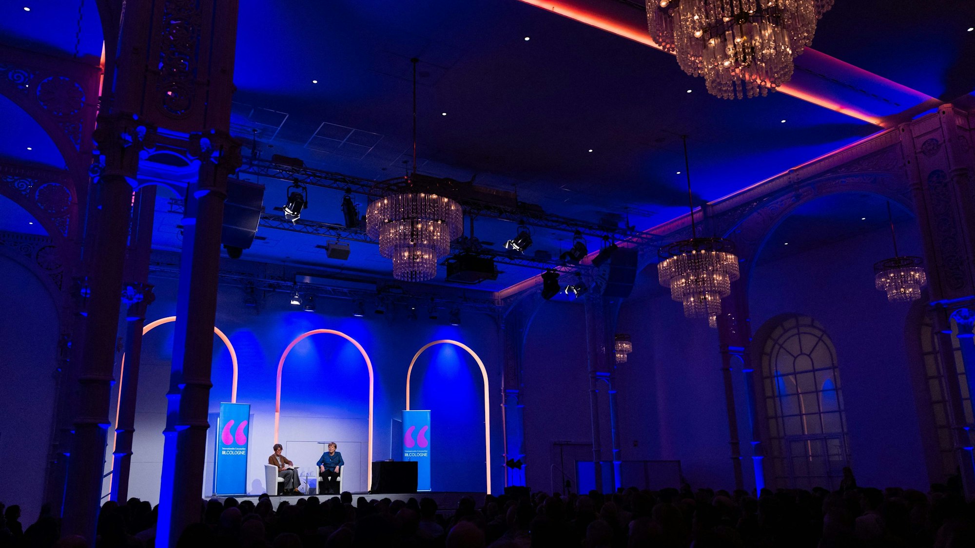 Die Kölner Flora mit 850 Plätzen war zur Lesung von Ex-Kanzlerin Angela Merkel ausverkauft.