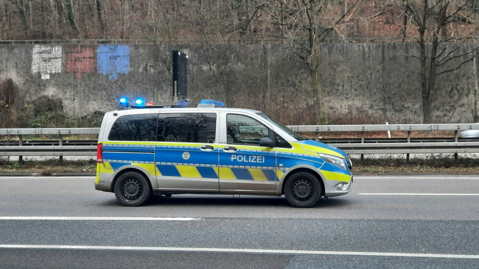 Ein Polizeifahrzeug steht auf der Autobahn.