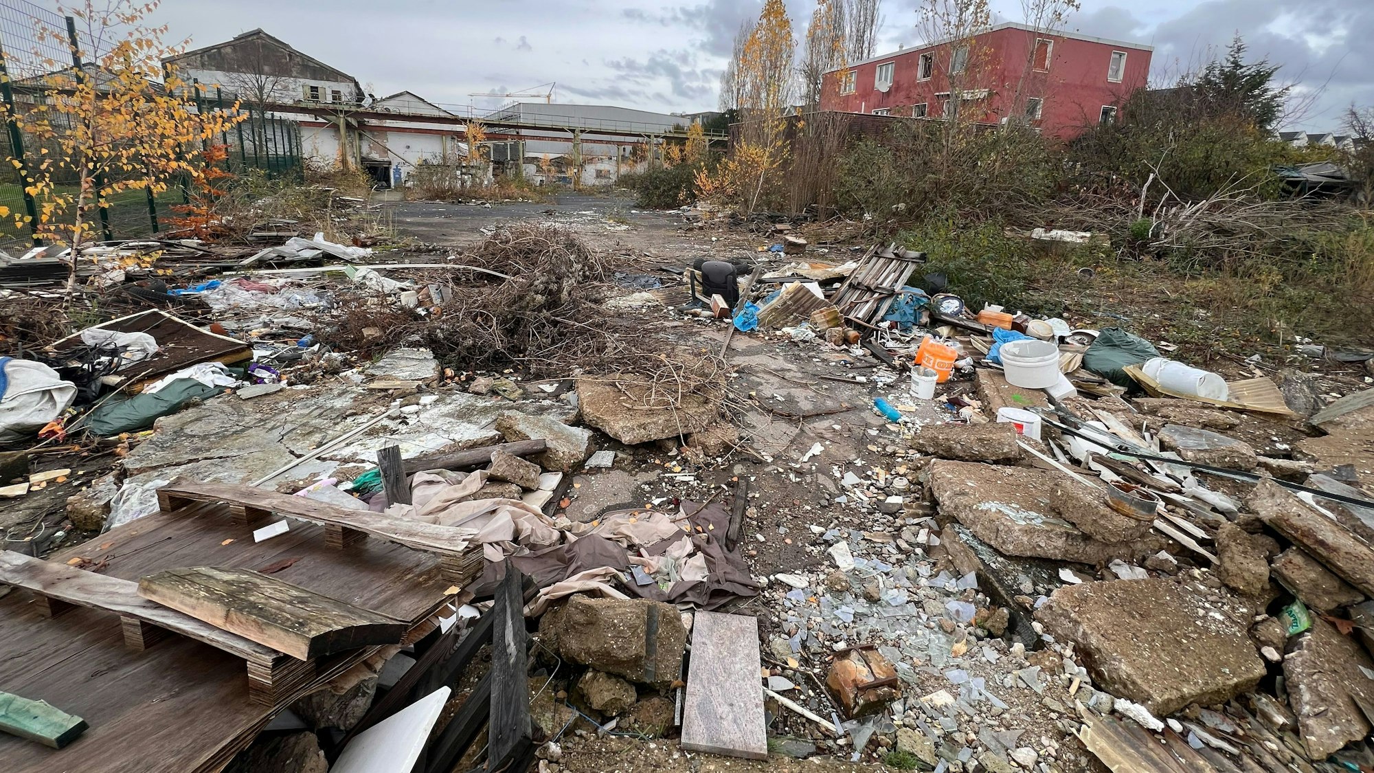 Müll und Unordnung am Poller Kirchweg