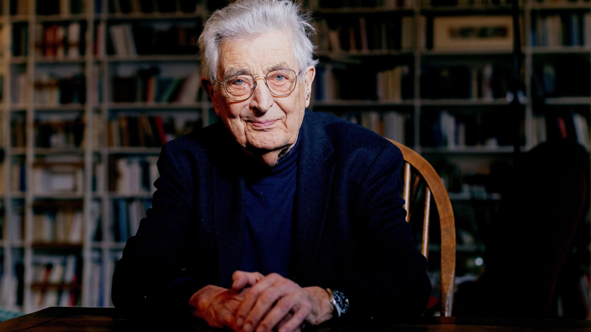 18.12.2024, Köln: Gerhart Baum, aufgenommen in seiner Wohnung in der Köner Südstadt. Gerhart Rudolf Baum ist ein deutscher Politiker und Rechtsanwalt. Baum war von 1972 bis 1978 Parlamentarischer Staatssekretär bei den damaligen Bundesinnenministern Hans-Dietrich Genscher und Werner Maihofer und von Juni 1978 bis September 1982 Bundesinnenminister in den Kabinetten Schmidt II und Schmidt III. Foto: Thilo Schmülgen