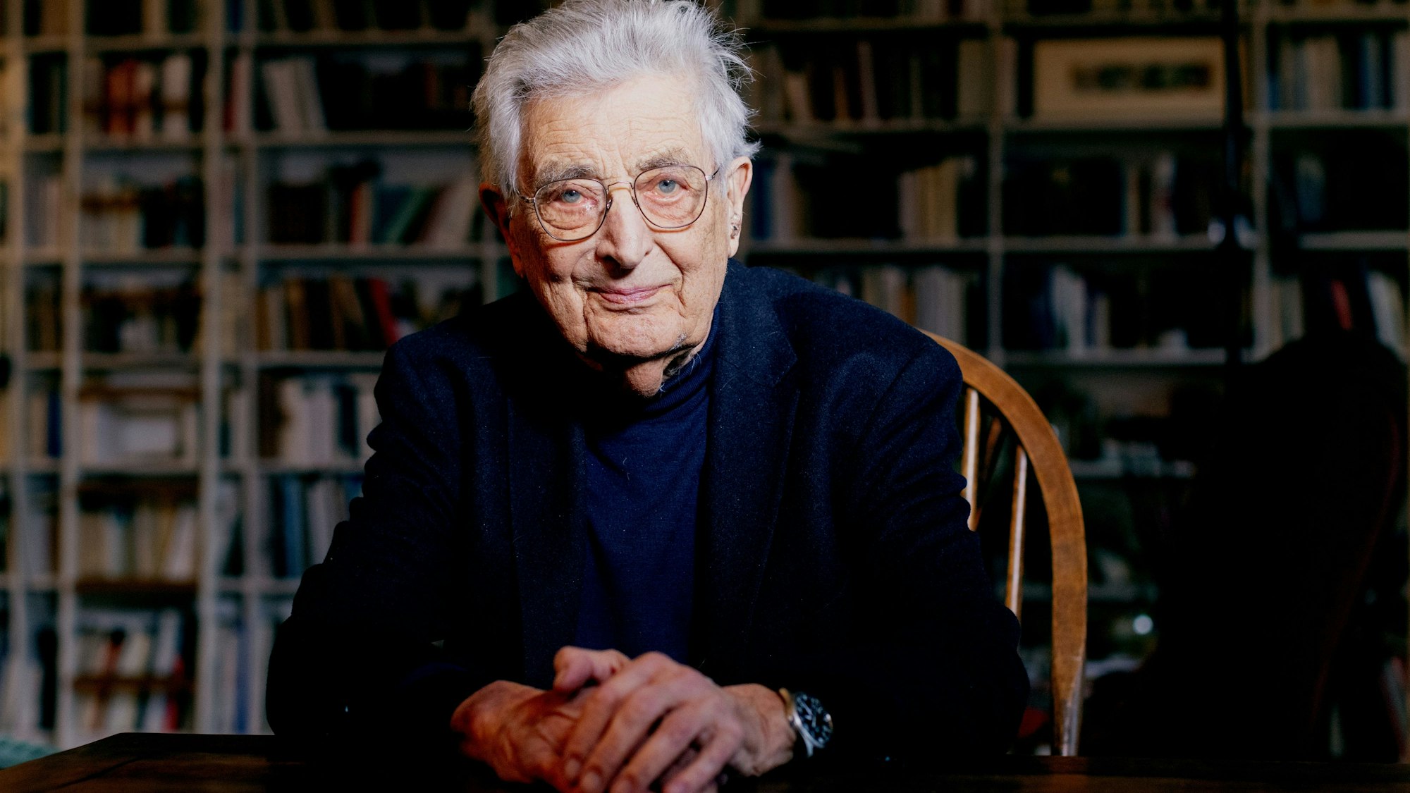 18.12.2024, Köln: Gerhart Baum, aufgenommen in seiner Wohnung in der Köner Südstadt. Gerhart Rudolf Baum ist ein deutscher Politiker und Rechtsanwalt. Baum war von 1972 bis 1978 Parlamentarischer Staatssekretär bei den damaligen Bundesinnenministern Hans-Dietrich Genscher und Werner Maihofer und von Juni 1978 bis September 1982 Bundesinnenminister in den Kabinetten Schmidt II und Schmidt III. Foto: Thilo Schmülgen