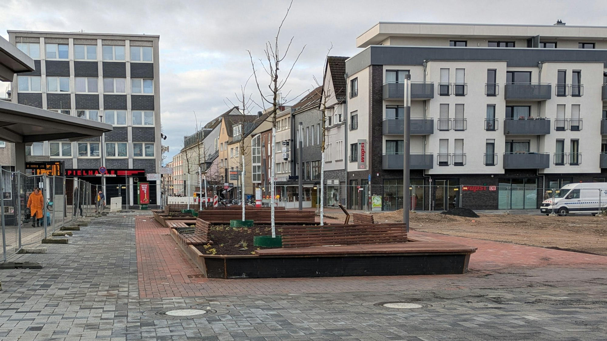 Ein neu hergerichteter Platz mit Bäumen und Bänken