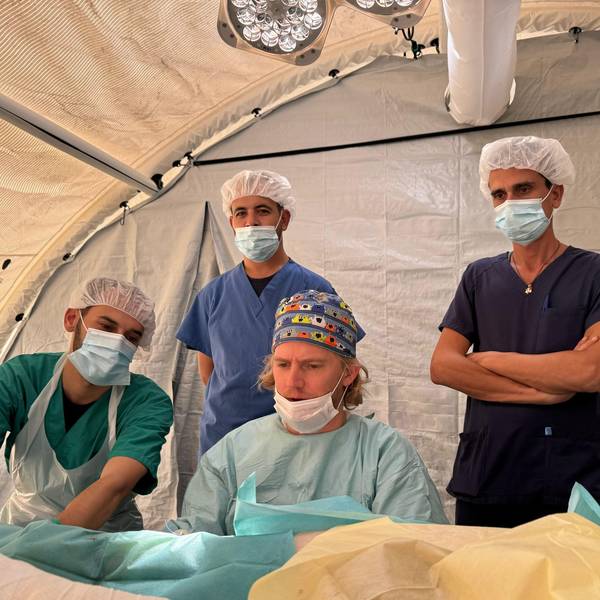 Dr. Jan Wynands operiert mit lokalem medizinischen Personal täglich bis zu zehn Patientinnen und Patienten.