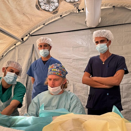 Dr. Jan Wynands operiert mit lokalem medizinischen Personal täglich bis zu zehn Patientinnen und Patienten.
