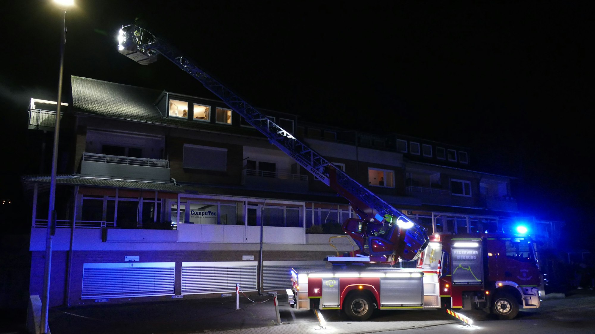 Die Feuerwehr fuhr die Drehleiter aus, um das Dach zu kontrollieren.