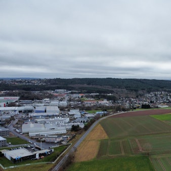 Blick auf die Wiesen und Felder und das Gewerbegebiet 2.