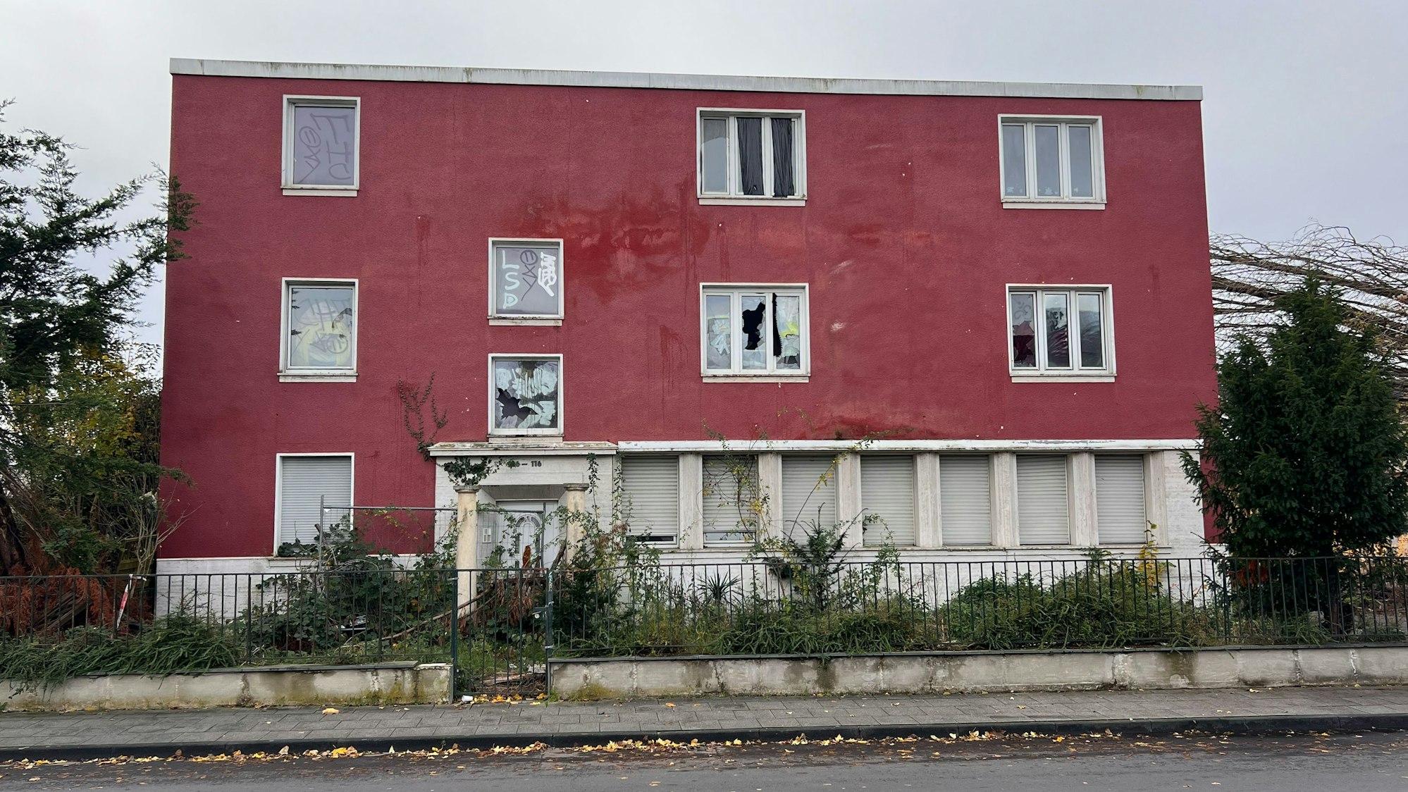 Ein Schandfleck im Veedel ist das Gelände am Poller Kirchweg geworden.