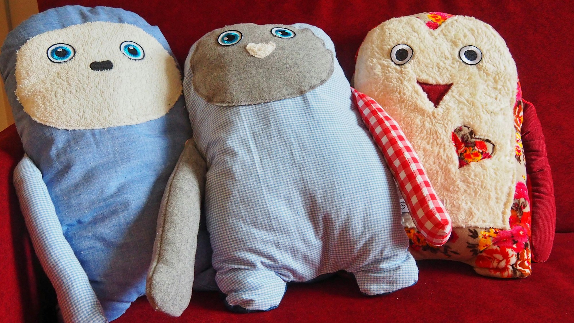 Die Animo werden aus den Kleidungsstücken Verstorbener genäht und sollen Trost spenden und Mut machen.