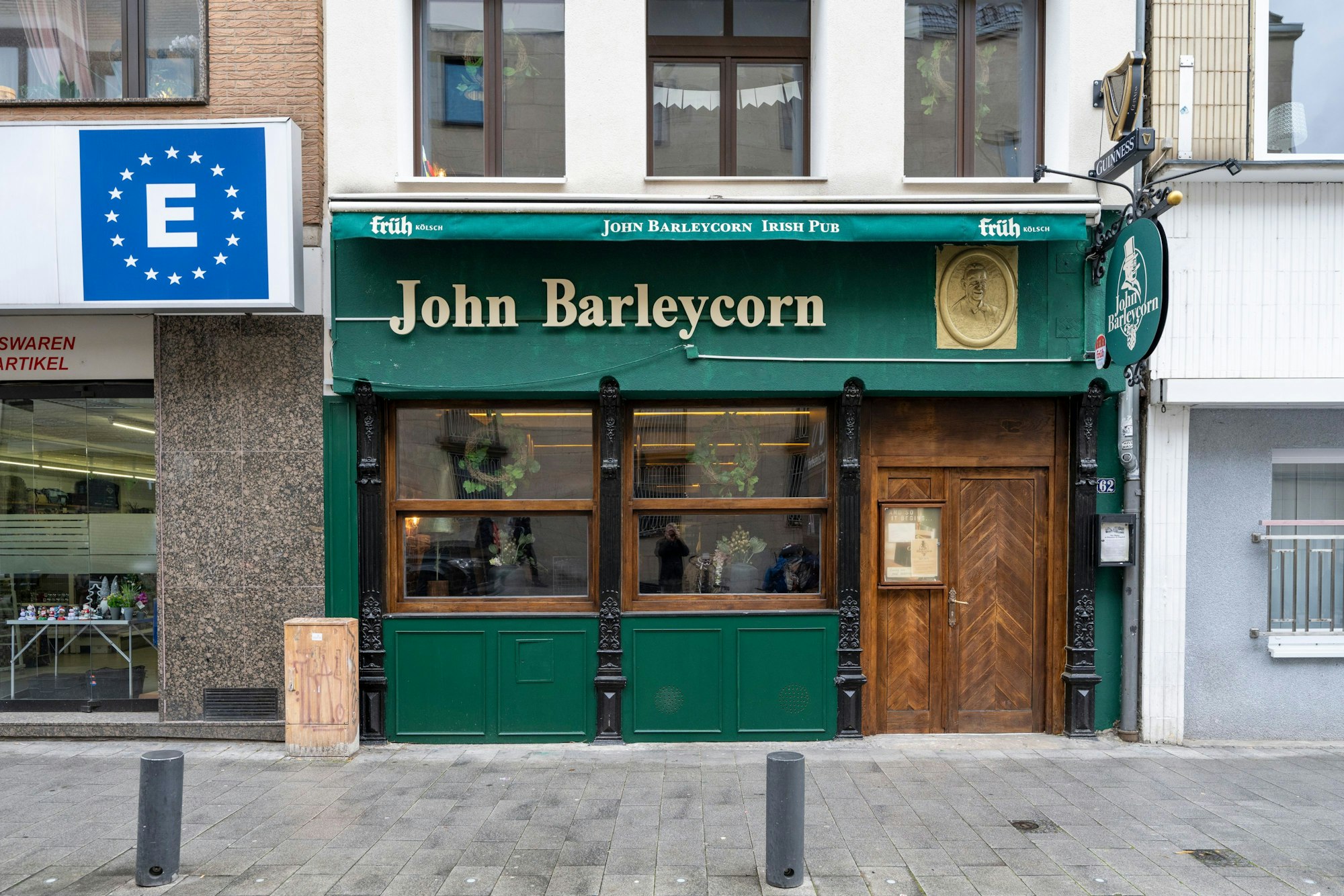 Fassade des Irish Pub John Barleycorn an der Severinstraße