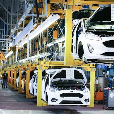 ARCHIV - 09.05.2018, Nordrhein-Westfalen, Köln: Fahrzeuge vom Typ Ford Fiesta fahren am Fließband durch die Werkhalle. Die Anzahl der nordrhein-westfälischen Betriebe mit Absatzproduktion von Kraftwagen und Kraftwagenteilen ist innerhalb der vergangenen 15 Jahre um 9,5 Prozent gesunken. (zu dpa: «NRW-Anteil am Absatzwert für Kraftwagen auf 15-Jahrestief») Foto: Oliver Berg/dpa +++ dpa-Bildfunk +++