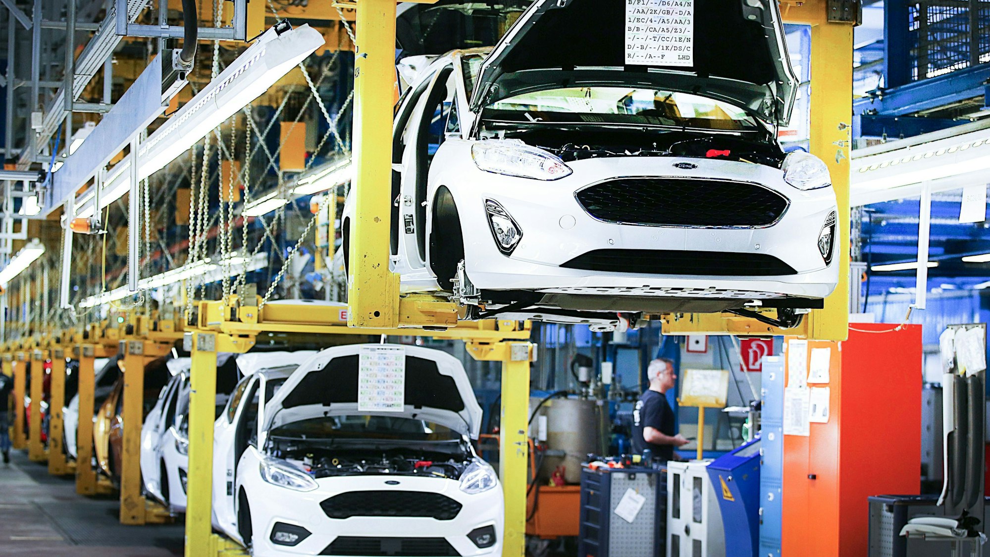 ARCHIV - 09.05.2018, Nordrhein-Westfalen, Köln: Fahrzeuge vom Typ Ford Fiesta fahren am Fließband durch die Werkhalle. Die Anzahl der nordrhein-westfälischen Betriebe mit Absatzproduktion von Kraftwagen und Kraftwagenteilen ist innerhalb der vergangenen 15 Jahre um 9,5 Prozent gesunken. (zu dpa: «NRW-Anteil am Absatzwert für Kraftwagen auf 15-Jahrestief») Foto: Oliver Berg/dpa +++ dpa-Bildfunk +++