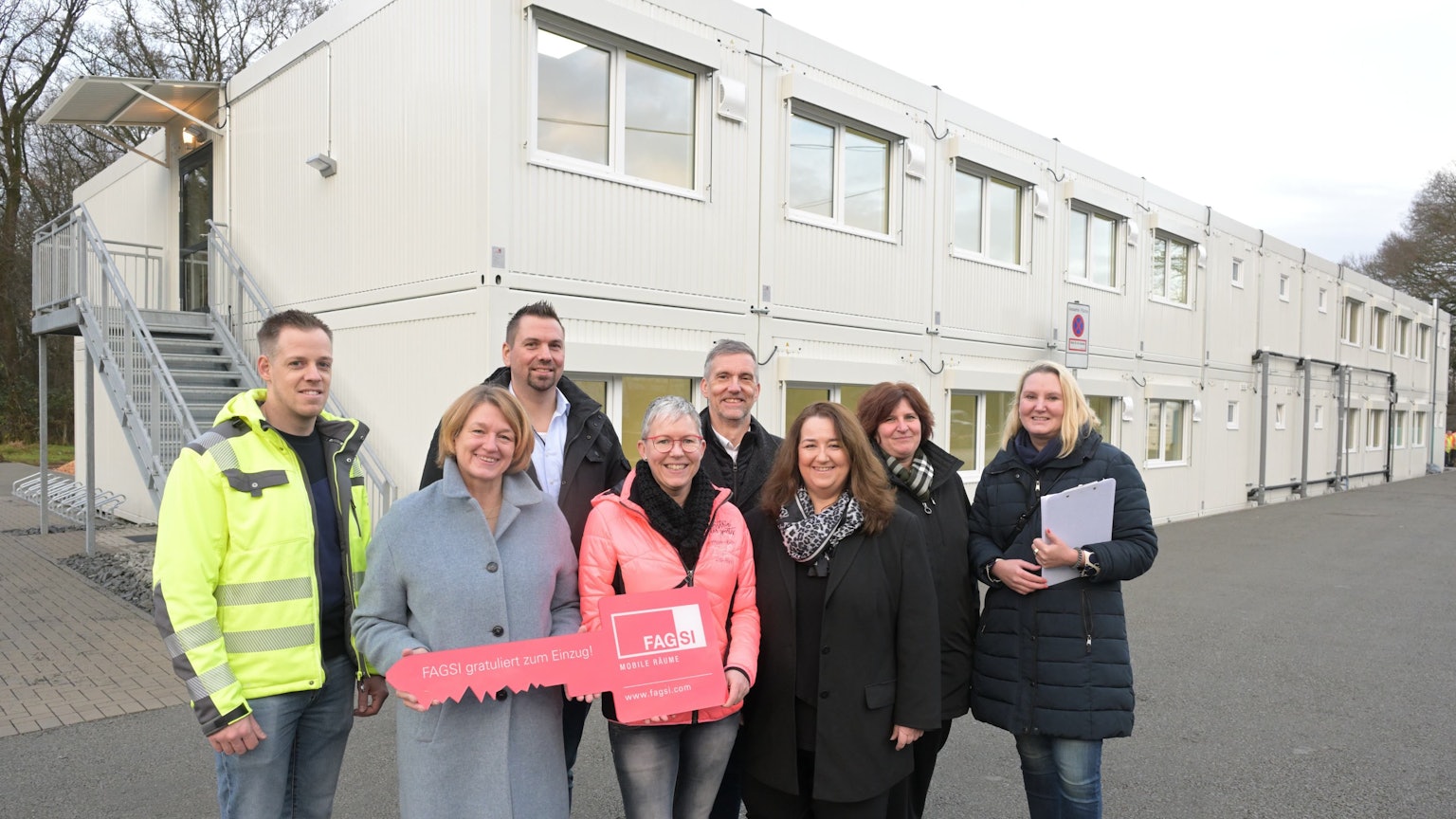 Planmäßig konnten Beschäftigte des Unternehmens Fagsi GmbH den Schlüssel für die am Kammerbroich in Rösrath aufgestellten Wohncontainer an die Verantwortlichen in der Stadtverwaltung übergeben. 72 Flüchtlinge sollen dort unterkommen.