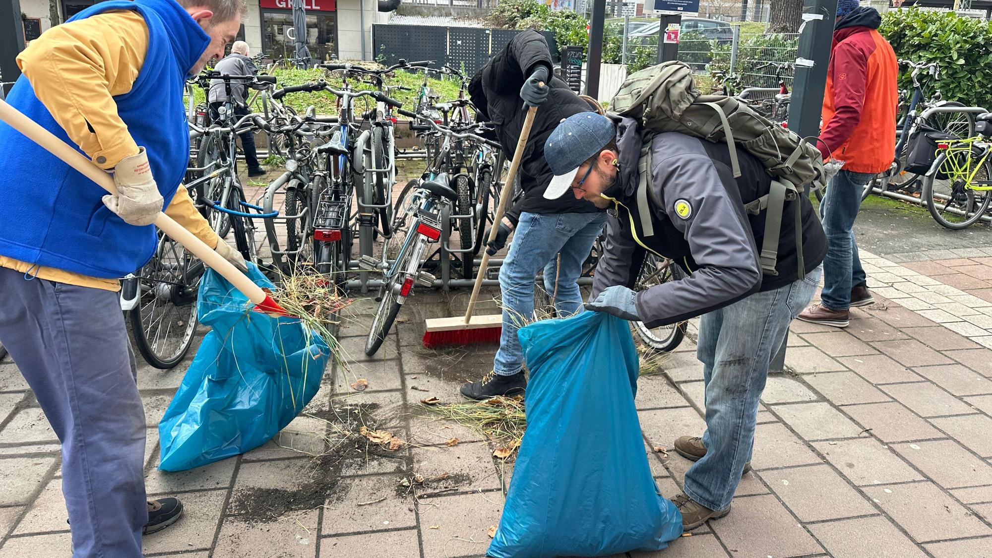 Der ADFC reinigt den überdachten Fahrradständer am Europaplatz in Siegburg.