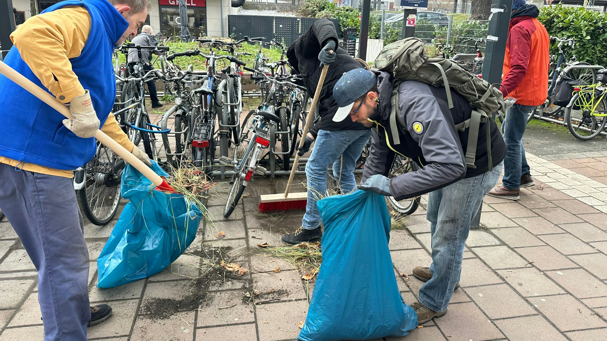 Der ADFC reinigt den überdachten Fahrradständer am Europaplatz in Siegburg.