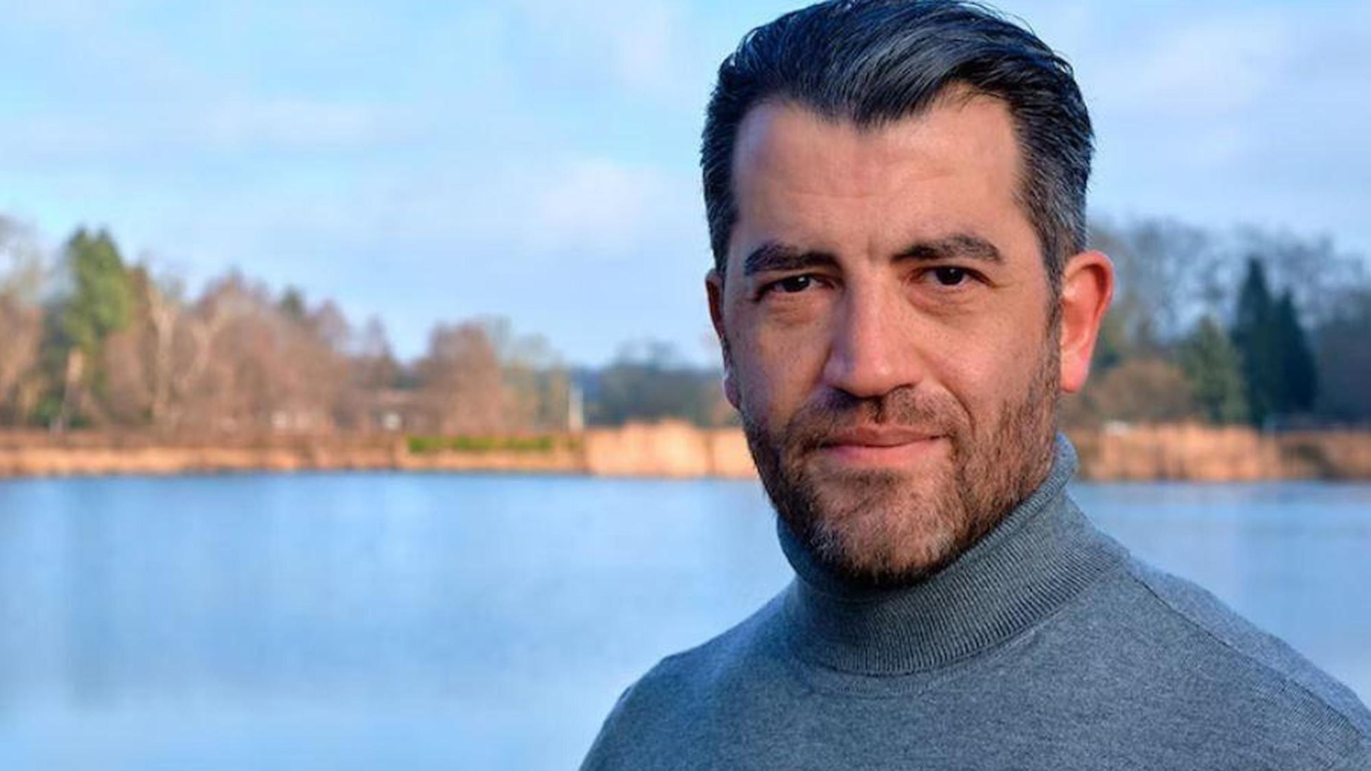 Ahmet Özdemir steht vor einem See.
