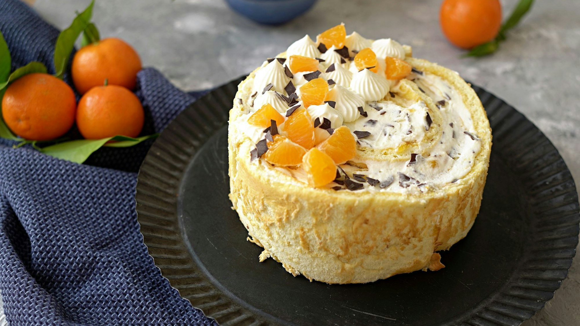 Mit ihrem gewickelten Biskuitboden und cremig-fruchtiger Füllung macht sich diese Torte auf jeder festlichen Kaffeetafel gut.