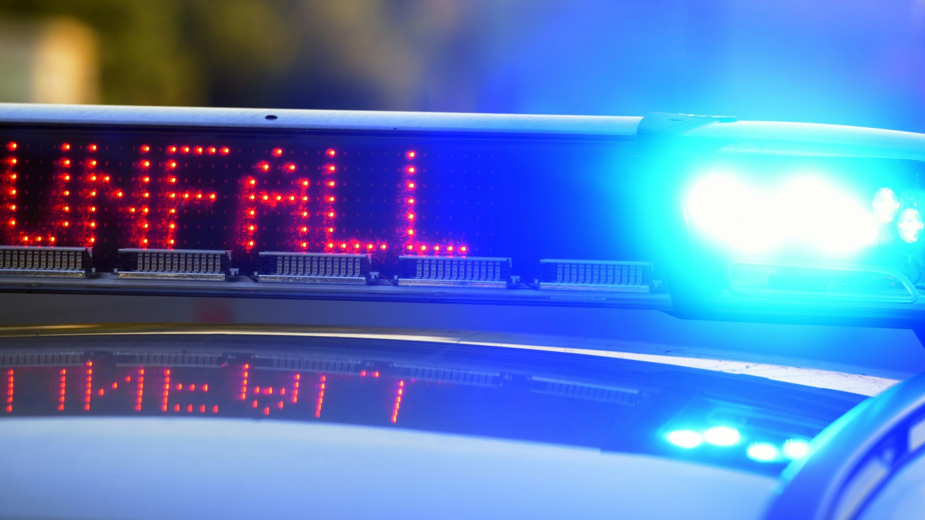 Ein Polizeifahrzeug steht an einer Unfallstelle.