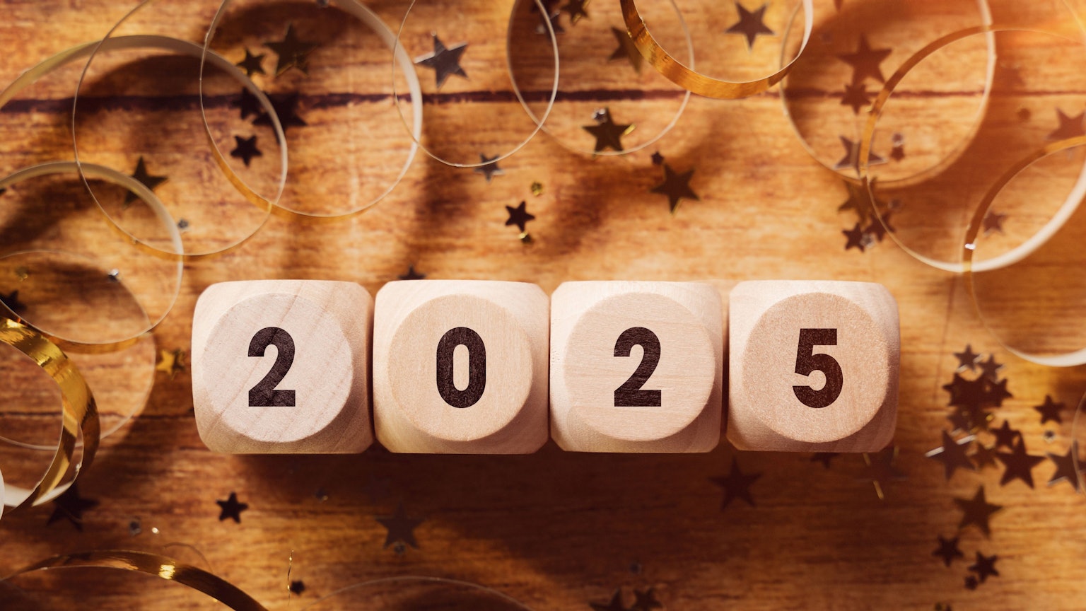 Vier Würfel zeigen die Zahl 2025.