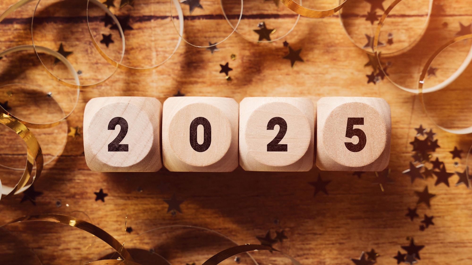 Vier Würfel zeigen die Zahl 2025.