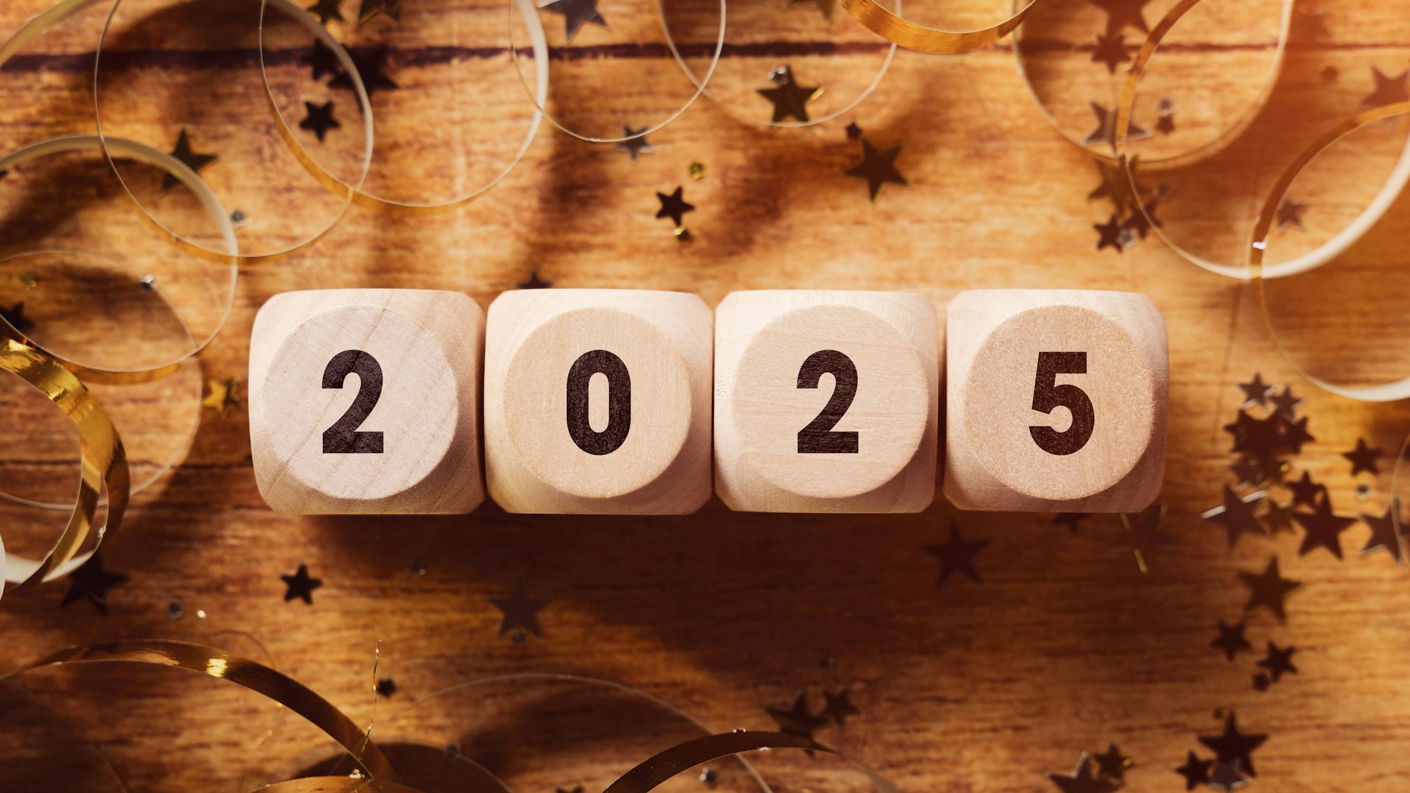 Vier Würfel zeigen die Zahl 2025.