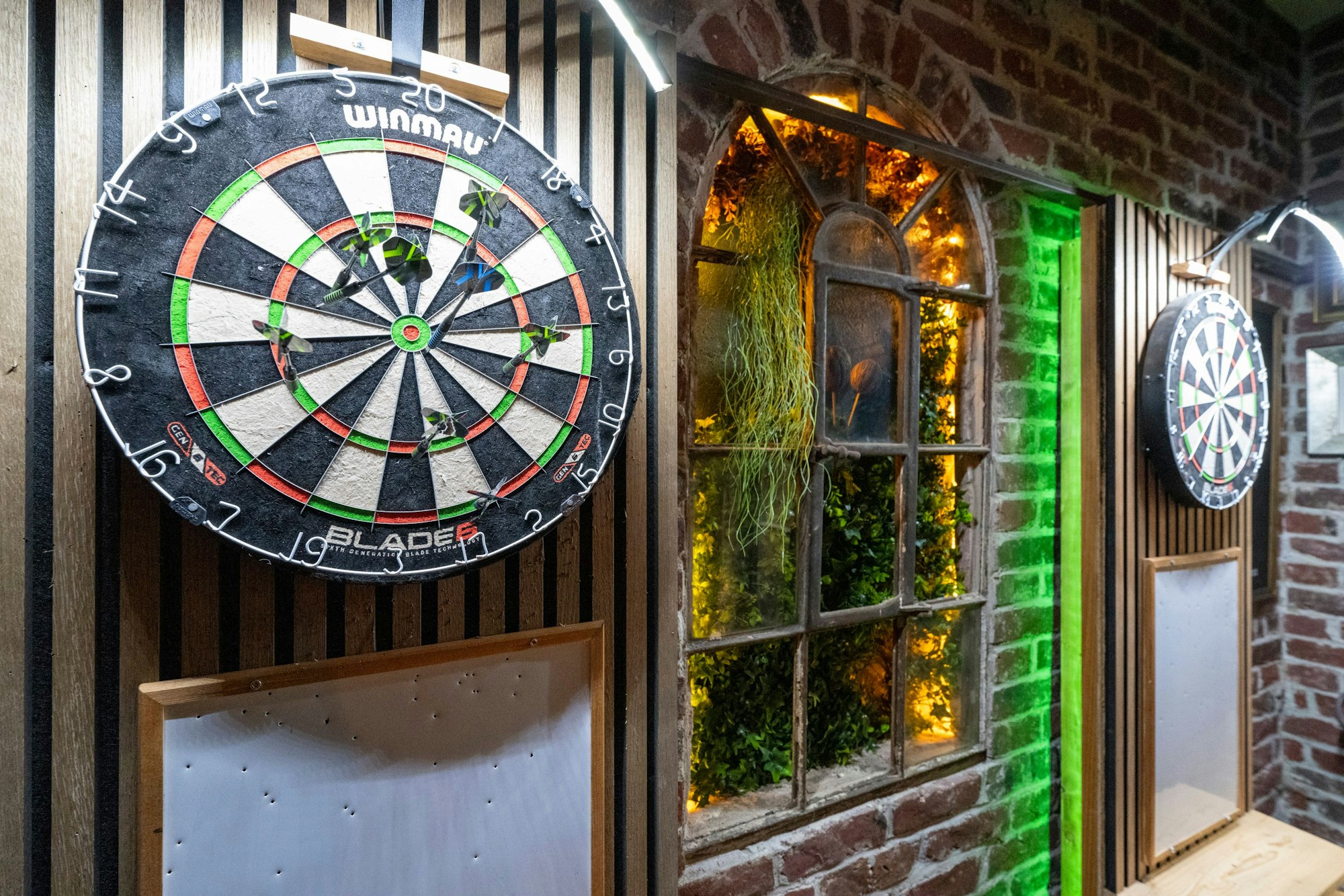 Dartscheiben hängen an einer Wand.