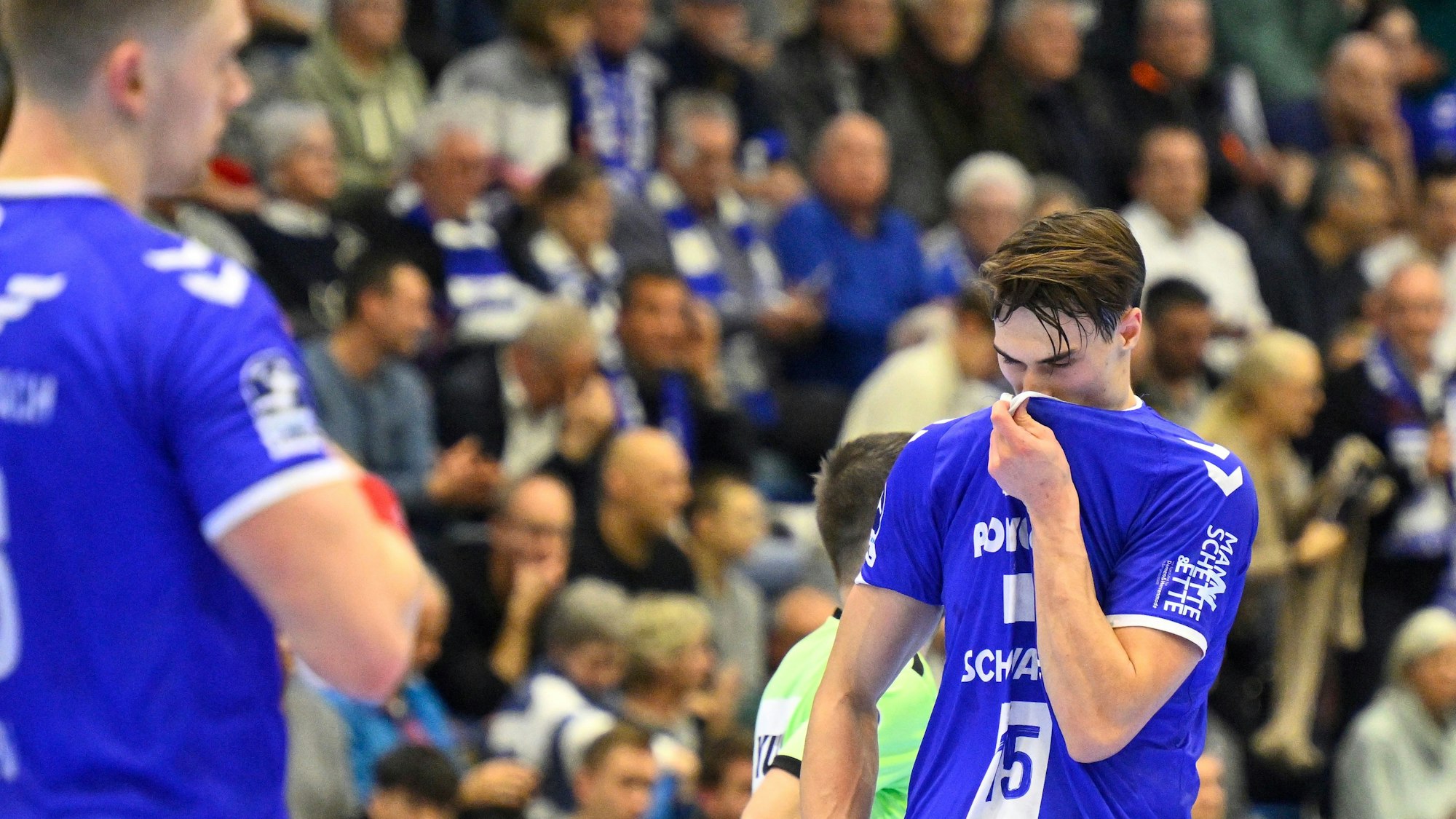 VfL Spieler Miro Schluroff vergräbt sein Gesicht in deinem Trikotausschnitt.