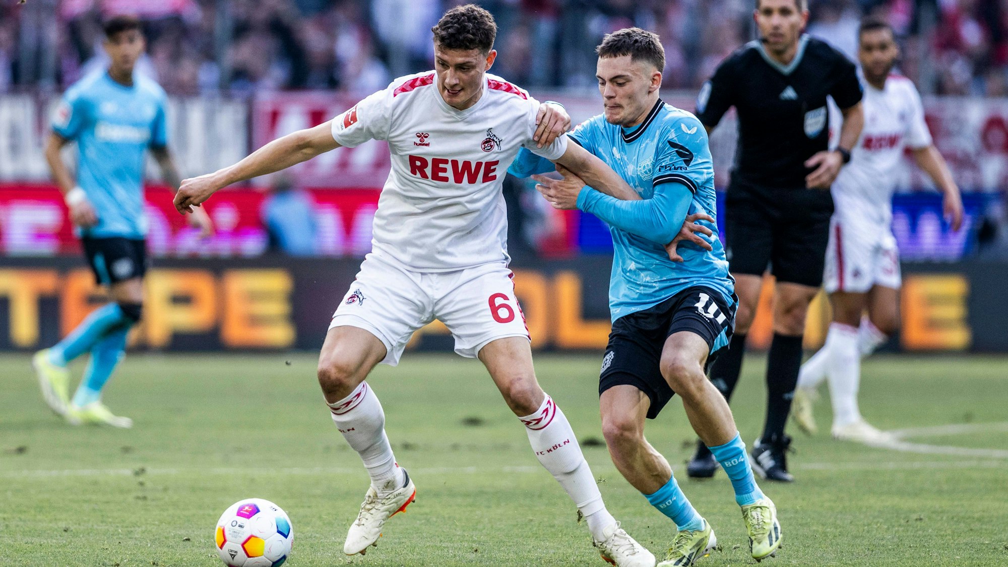 Kölns Eric Martel (l.) gegen Leverkusens Florian Wirtz: Das letzte Duell der Rhein-Rivalen stieg im März 2024