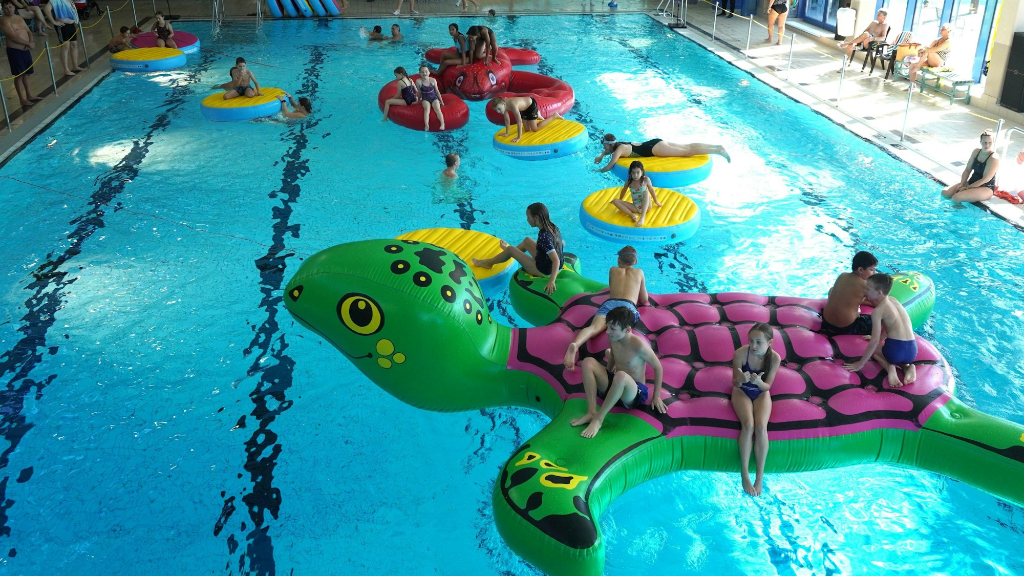 Das Foto zeigt Kinder im Schwimmbad.