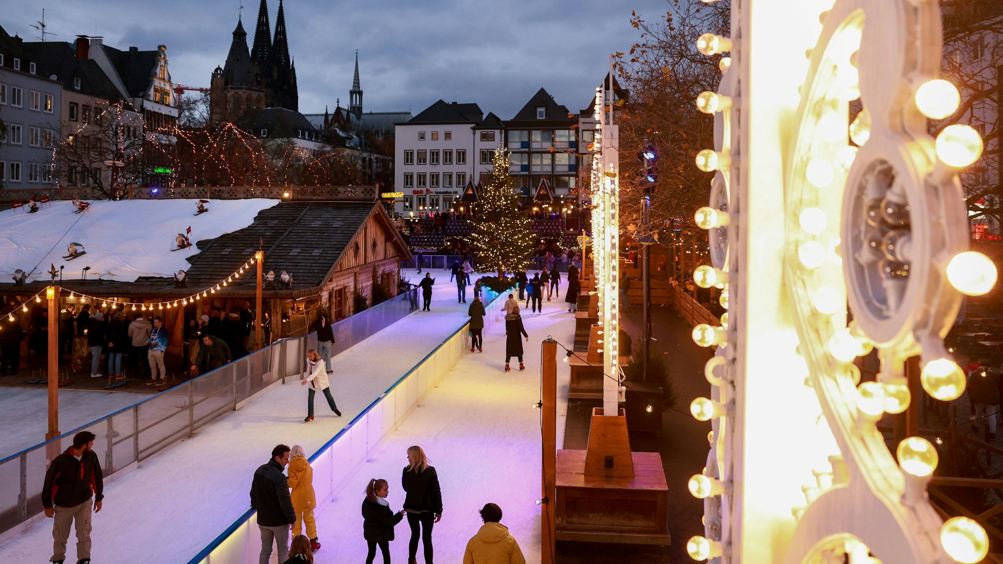 Die Eisbahn von Heinzels Wintermärchen auf dem Heumarkt im Winter 2024.
