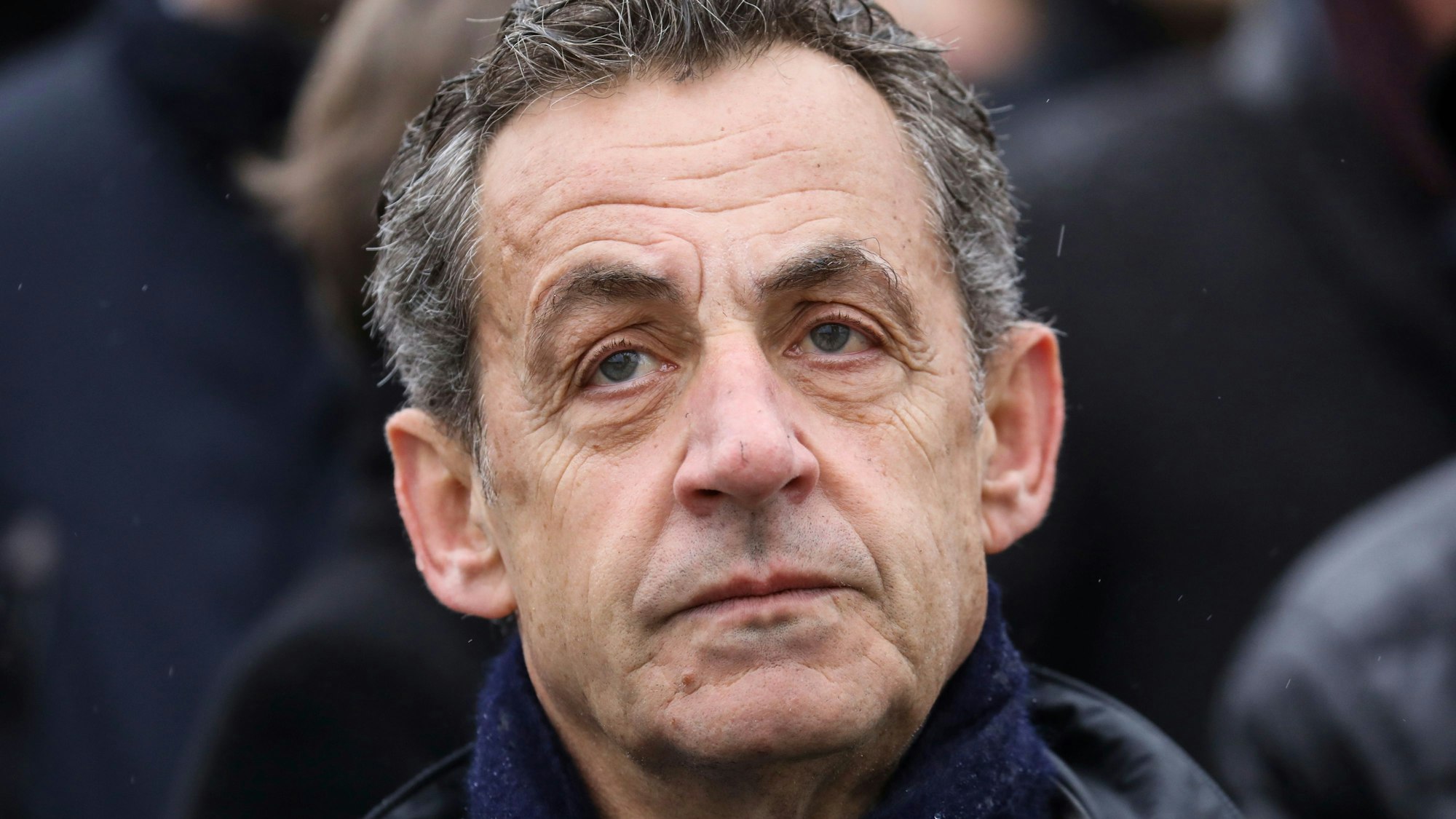 Nicolas Sarkozy, ehemaliger Präsident von Frankreich, nimmt an einer Zeremonie am Arc de Triomphe in Paris teil. Sarkozy muss nach der Entscheidung des Kassationsgerichts ein Jahr Haft mit einer elektronischen Fußfessel verbüßen.